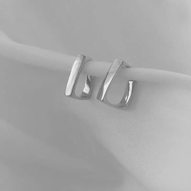 Fashion Vintage Gold Color U Earrings For Women Metal Earing Jewelry 2024 Trending Korean Silver Color Oval Hoop Earrings JN9